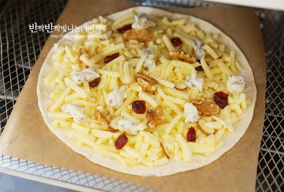 오븐 또는 에어프라이어로 구워줍니다. 에어프라이어 180도 8분, 오븐 200도 8~10분 구워줍니다. 오븐이나 에프 이외에 프라이팬에 올려 약불에서 치즈가 녹을 정도로 구워도 좋습니다. 기기의 사양에 따라 온도와 시간은 조절해 주세요. 저는 간단하게 에어프라이어 180도 8분 구웠습니다. 뜨거운 열로 겉은 바삭하고 치즈가 고소하게 구워집니다. 8분 구웠더니 노릇하면서 치즈가 녹아서 쭉 늘어나게 구워졌어요.