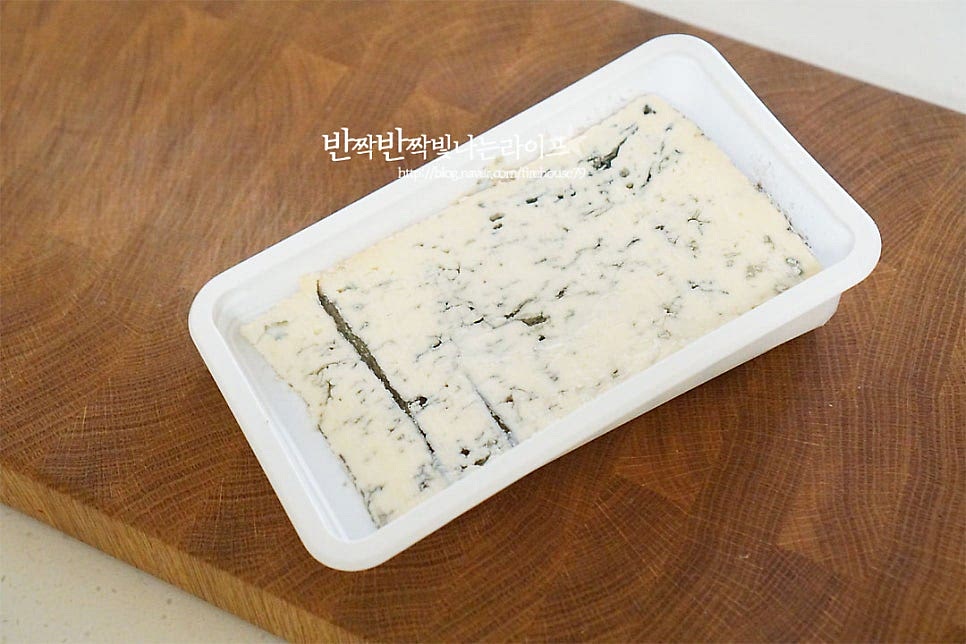 치즈에 검푸른 곰팡이가 보이는 고르곤졸라 치즈는 꼬릿한 냄새가 느껴지지만 짭조름한 짠맛과 향을 맛볼 수 있는 치즈 종류로 오늘 알려드리는 피자는 물론 파스타나 소스 등에 활용된답니다. 얇고 담백한 또띠아 요리는 다양하게 맛볼 수 있는데 피자 도우 대신 활용하면 바삭바삭 고소하게 잘 어울립니다. 얇게 구워 먹고 싶어 한판에 한 장씩 준비했는데 조금 두툼한 식감이 좋다면 두 장 사이로 피자치즈를 약간 넣고 겹쳐서 요리해 주셔도 좋습니다.