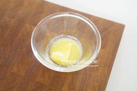 달콤하면서도 향긋한 풍미를 더하기 위해 꿀을 넣은 소스를 만들어줍니다. 버터 12g, 꿀 1½ 큰 술 간 마늘 1 작은 술을 넣어줍니다. 실온 상태의 부드러운 버터를 준비해야 재료들과 어우러지는데 미리 꺼내두는 것을 깜박해서 전자레인지에 20초 돌려주었습니다. 고르곤졸라피자의 짠맛이 진한 편이라 달콤한 꿀을 넣고 만들면 달콤 짭조름하게 잘 어울립니다. 서로 어우러질 수 있도록 섞어줍니다.