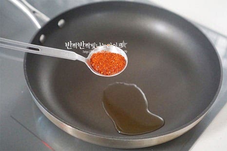 팬에 식용유 1 큰 술을 두르고 매콤 달콤한 양념을 만들어줍니다. 알려드리는 양념에서 재료의 간에 따라 양을 조절하여 매운맛과 단맛을 맞추어 주세요. 고춧가루 1 큰 술, 진간장 1/2 큰 술 황설탕 1/2 큰 술, 물엿 1 큰 술 맛술 1 큰 술을 넣어줍니다. 소스가 타지 않도록 중약 불로 끓이다가 바글바글 끓어 어우러지면 불을 끕니다. 구운 쥐포채와 얇게 송송 썬 고추를 넣어줍니다. 불을 켠 채로 볶으면 식감이 딱딱해질 수 있어 불을 끄고 잔열로 볶아 조려줍니다. 간이 골고루 밸 수 있도록 빠르게 볶아주어요. 고소한 참기름과 통깨를 뿌려 마무리해 줍니다. 고추를 같이 넣어주었더니 매콤한 맛이 더 맛이 좋은데요. 기본적으로 조미 간이 되어있어 몇 가지 간단한 양념재료를 더해 볶아 만들면 쉽고 맛있는 반찬으로 맛볼 수 있답니다. 매콤한 맛이 더해져 별미인 쥐포조림은 밥이랑 먹어도 맛있고 술안주로 곁들여도 맛나답니다. 간단한 만드는법으로 맛깔나게 즐겨보는 것도 좋을 것 같아요. 쥐포볶음 만드는법 먹을수록 고소한 감칠맛과 매콤 달콤한 양념이 어우러진 마른반찬으로 즐겨보세요. 끄읕 !