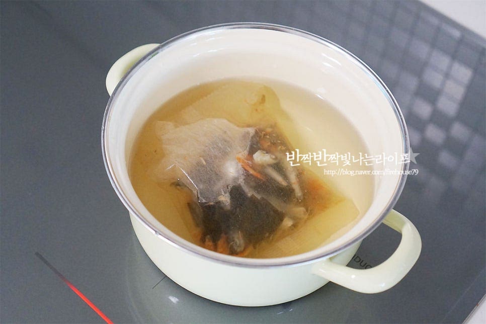 냄비에 물 600~700ml 정도 붓고 해물다시팩을 넣고 파르르 끓으면 중불에서 10분 끓여줍니다. 가쓰오부시 육수를 내어 베이스로 끓이기도 하는데 집에서 보다 간편하게 끓이기 위해 다시팩으로 육수를 끓여 쯔유로 특유의 감칠맛을 더해주었어요. 육수가 우러나면 다시팩은 건져내어 줍니다.
