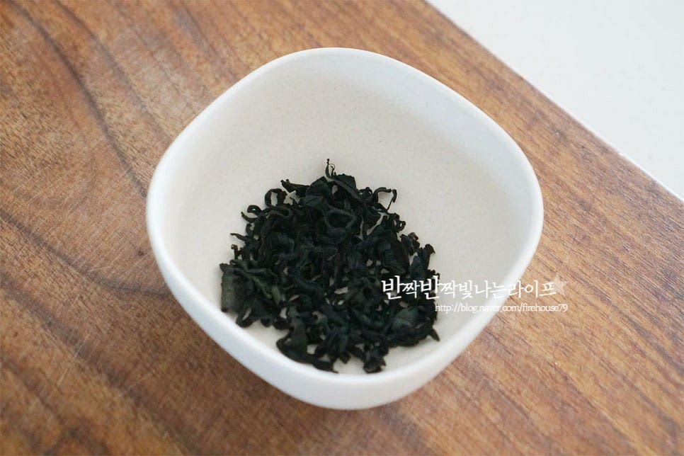 잘라진 건미역을 준비했어요. 건조된 것은 양이 많지 않아 보여도 불리면 꽤 양이 많으니 양을 조절하여 준비해 주는 게 좋아요. 저는 2g 준비했어요. 찬물에 5~10분 정도 담가두면 자연스럽게 불려져요. 흐르는 물에 흔들어 씻은 뒤 물기를 털어 꼭 짜줍니다. 길이에 따라 먹기 좋게 잘라주셔도 좋아요. 일본식 된장인 미소는 담백하면서도 단맛이 나는데요. 지역에 따라 맛도 다르기 때문에 준비한 종류에 따라 짠맛 정도를 가감하여 주시면 됩니다. 표고버섯은 얇게 슬라이스하고, 두부는 한입에 먹기 좋은 크기로 깍둑썰기하여 줍니다. 버섯은 팽이, 만송이 등 다양하게 준비해 주셔도 좋고 유부나 무 등 다른 재료를 곁들여도 좋아요. 고명으로 곁들일 실파는 잘게 송송 썰어주었어요. 쪽파, 대파를 준비해도 좋아요.