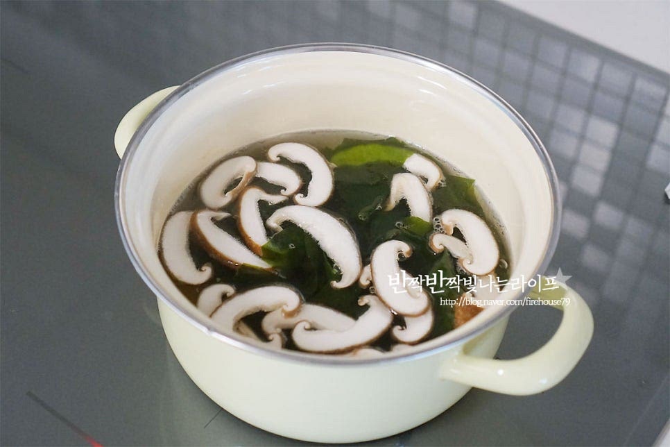 육수가 끓는 타이밍에 미역과 버섯을 먼저 넣고 끓여요. 오래 끓여 익힐 필요가 없는 재료들이라 한소끔 끓어오르면 미소된장 1 큰 술 듬뿍 넣어줍니다. 간의 정도에 따라 양은 가감하여 주세요. 감칠맛을 더해주는 쯔유 1 큰 술을 같이 넣어줍니다. 쯔유 대신 참치 액이나 혼다시 등을 활용하셔도 좋아요. 쯔유는 농축정도에 따라 가감해주세요. 재료가 잘 풀어지면 두부를 넣어줍니다. 오래 끓이면 맛과 향이 적고 영양도 손실되기 때문에 한소끔 끓여 마무리하여 줍니다. 담백하면서도 진하지 않은 슴슴하게 어우러지는 맛이라 간편하게 곁들여 먹기 좋은데요. 속 재료에 따라 또 다르게 맛볼 수 있답니다. 영상도 같이 담았어요. 다시 육수를 내어 된장을 풀어 재료를 넣고 한소끔 끓여주기만 하면 되어 누구나 손쉽게 만들 수 있는 요리에요. 개인적으로 미역과 두부, 유부와 조개가 들어간 조합이 참 잘 어울리는 것 같아요. 깔끔하고 손쉽게 만드는 미소된장국 따뜻한 국물요리 맛있게 만들어 드세요^^ 끄읕 !