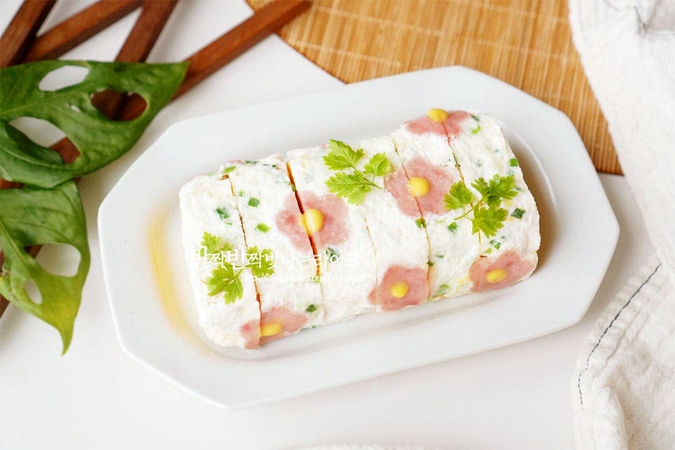 먹기 좋게 한 입 크기로 자른 뒤 담고 꽃처럼 보이도록 허니 머스터드를 조금씩 올려줍니다. 봄 내음이 가득 느껴지도록 완성입니다. 영상도 같이 담았어요. 계란말이에 야채, 치즈, 명란 등 여러가지를 넣고 만들 수 있지만 그중에서도 햄이 들어간 맛은 아이 어른 다같이 먹기 좋은 맛이죠. 부드럽고 촉촉한 맛과 예쁜 모양이 맛있습니다. 노른자와 흰자를 나누어 달걀물을 만든 뒤 얇게 부어가며 말면서 햄으로 벚꽃을 만들면 봄철 별미로 맛볼 수 있어요. 맛있게 요리해드세요. 끄읕 !