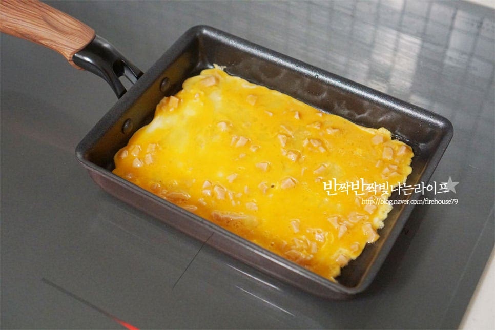 달군 팬에 식용유를 골고루 코팅한 뒤 노른자를 넣은 달걀물을 얇게 부어줍니다. 계란말이 만드는법 팁 촉촉하고 부드러우면서 예쁘게 말아질 수 있도록 약불에서 구워주며 반정도 익기 시작하면 끝부분에서부터 돌돌 말아주기 시작합니다. 사각 계란말이팬을 활용하면 두툼하고 일정하게 말기 수월합니다. 한팬을 말아준 뒤 다시 달걀물을 부어 말아주는 과정을 반복합니다. 노른자물을 말아준 뒤 햄을 바닥면에 올려줍니다. 그리고 풀어둔 흰자를 얇게 부어줍니다. 한 번에 두껍지 않고 얇게 부어가며 천천히 익혀 말아주면 속이 촉촉하고 보드랍게 요리할 수 있어요. 천천히 약불에서 익혀가며 벚꽃 계란말이를 만들어줍니다. 모양을 내는 것이 어렵게 느껴지면 약불로 천천히 익혀가며 구워주면 됩니다.