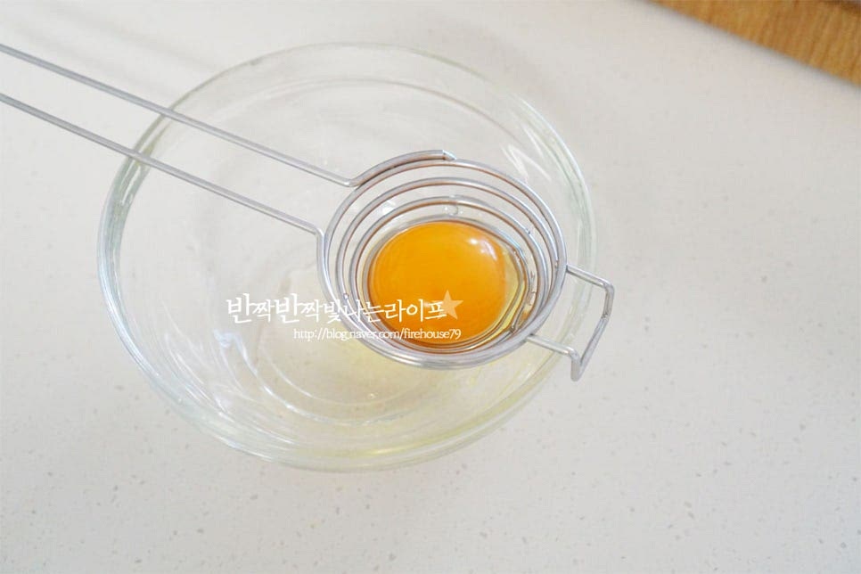 5개 중에서 2개는 흰자와 노른자를 분리해줍니다. 먼저 전란 3개, 노른자 2개를 가볍게 풀고 잘게 썬 햄을 넣어줍니다. 재료가 섞일 수 있도록 풀어줍니다. 흰자는 쪽파 2줄기를 잘게 다져썰고 소금 한꼬집 넣고 섞어줍니다, 입맛에 따라 당근이나 파프리카, 피망도 좋고요.