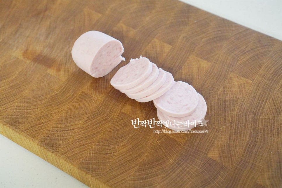 햄의 종류는 입맛에 맞게 준비하면 되는데 추억의 도시락 반찬인 분홍소시지를 준비했어요, 꽃 계란말이를 만들기 위해 색이 고운 재료를 준비해줍니다. 얇게 편으로 썰어주세요. 두껍지 않게 잘라주셔야 돌돌 말아서 모양을 내기 수월합니다. 벚꽃 틀로 꽃모양을 찍어줍니다. 꽃이 아니더라도 별 이나 하트와 같은 여러 가지 모양을 내어도 좋습니다. 꽃 햄은 따로 두고 틀에 찍고 남은 테두리는 달걀물 안에 넣어줄 것이라 잘게 다져썰어줍니다.