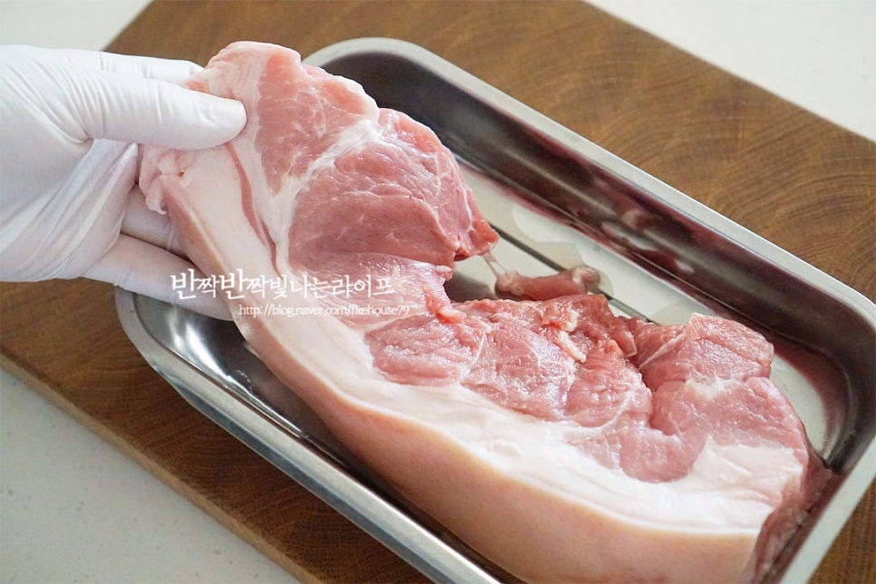 수육 부위 중에서도 냉제육에 어울리는 앞다리살은 차갑게 먹었을 때 비계 부분의 맛과 식감이 좋으니 껍질이 있는 미박으로 준비하면 더 좋습니다. 잡내를 잡는 별다른 향신재료가 들어가지 않으니 신선한 냉장 고기를 준비해 주세요. 가볍게 흐르는 물에 헹군 뒤 키친타올로 핏물을 제거해 줍니다.