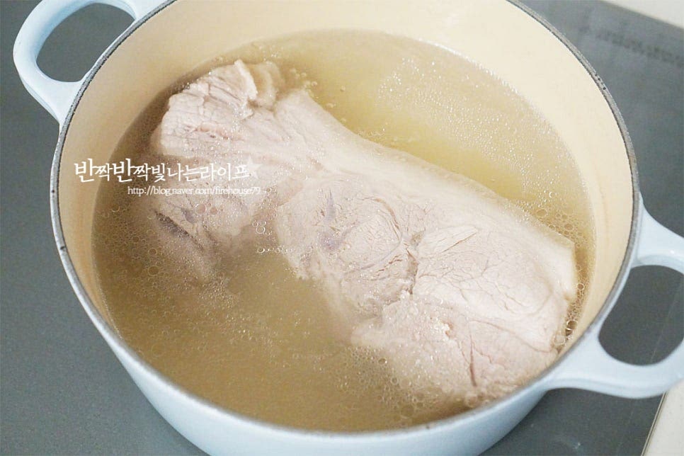 10분 정도 삶아주면 겉면은 하얗게 익어요. 그럼 뚜껑을 덮고 그대로 1시간 둡니다. 따뜻한 저온으로 익는데 수비드처럼 익혀주는 것이랍니다. 1시간 뒤 뚜껑을 열어보니 아직도 온기가 남아있어요. 30분 이상은 삶은 수육만 만들어봐서인지 속까지 잘 익었는지 싶지만 잘 익었더라고요.