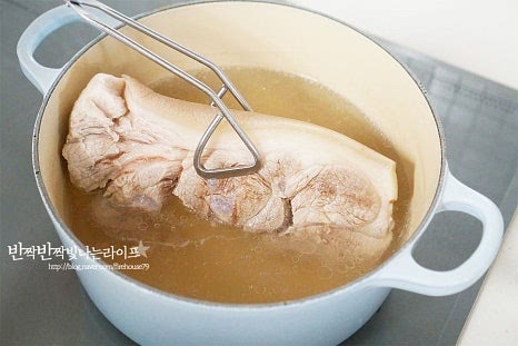 냄비에서 고기를 건져낸 뒤 키친타월로 물기를 제거해 줍니다. 랩으로 타이트하게 감싸 모양을 잡아줍니다. 이대로 냉장실에 넣고 4시간 이상 냉장 숙성해 줍니다. 저온으로 익힌 뒤 냉장숙성해주는 것이에요.