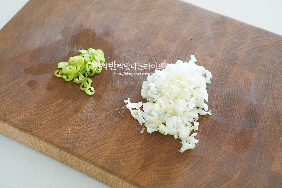 대파 흰 부분은 잘게 다져 썰고 청양고추도 얇게 송송 썰어줍니다. 국간장 3 큰 술, 고춧가루 1 큰 술 설탕 1 큰 술, 식초 1 큰 술 간 마늘 1 큰 술, 참기름 1 큰 술 통깨 약간, 대파와 고추를 넣고 잘 섞어줍니다.