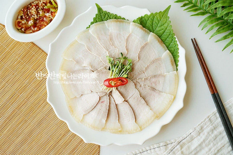 완성된 냉제육은 소스와 곁들여줍니다. 뜨겁게 먹는 맛과는 달리 차갑게 먹는 맛이 지방 식감이 좋으며 미박 앞다리살이라 껍질이 쫄깃합니다. 마치 누른 고기 편육 같은 맛이에요. 영상도 같이 담았어요. 정호영 냉제육 만들기 과정을 정리해보면 끓는 물에 소금 넣고 고기를 10분 삶은 뒤 불을 끄고 1시간 저온에서 익히고 랩으로 감싸 냉장실에서 4시간 이상 냉장숙성해줍니다. 레시피 과정이 간단하고 맛있어요. 참고로 이름에 제육이라고 붙는 이유는 식당에서 소고기는 수육, 돼지고기는 제육이라고 한다고 합니다. 차갑게 먹어서 소스에 찍어먹도 맛있고 비빔면이나 냉면, 쌈야채, 김치와도 잘 어울려요. 간단한 레시피로 만들 수 있는 정호영 냉제육 맛있게 만들어드세요. 끄읕 !