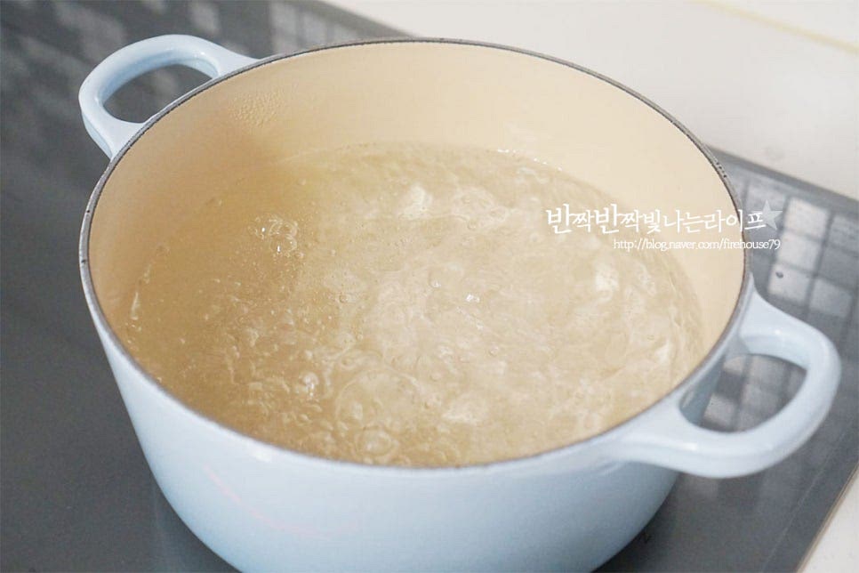 먼저 냄비에 재료가 잠길 정도로 물을 붓고 팔팔 끓여줍니다. 끓는 물에 소금 1 큰 술을 넣어주세요. 대파나 마늘, 된장과 같은 재료 없이 소금으로만 깔끔하게 재료 본연의 맛을 살려 깔끔하고 담백하게 맛볼 수 있습니다. 끓는 상태로 앞다리살 고기를 넣어줍니다. 고기를 넣고 물이 끓어오르기 시작하면 10분 삶아줍니다. 중간중간 떠오르는 거품이나 불순물은 걷어내어주고 삶아주세요.
