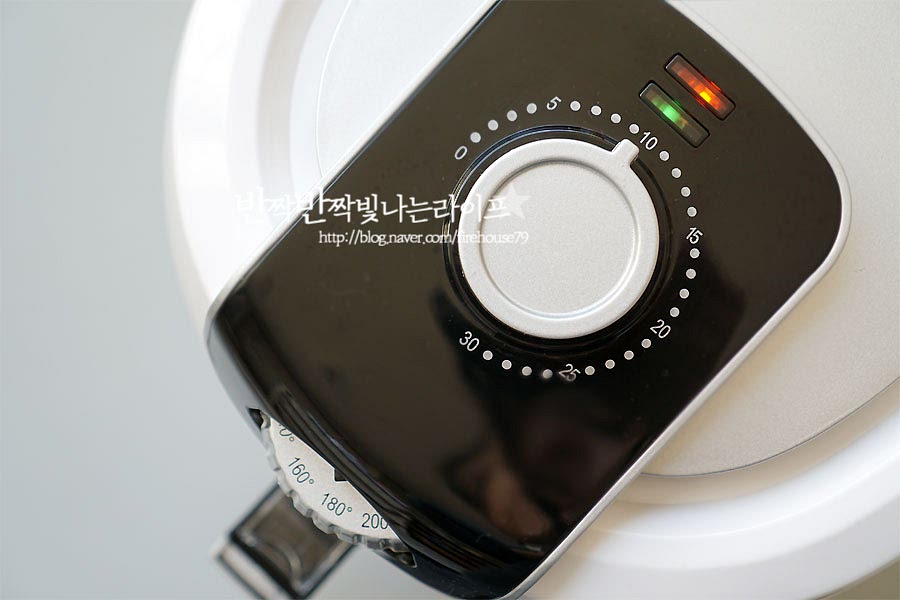 맛있게 구워줍니다. 에어프라이어 가래떡 굽는 시간과 온도는 170~180도에서 10분 정도 구워주면 됩니다. 냉동떡 같은 경우 시간을 조금 더 늘여서 구워주세요. 중간에 익는 정도를 체크 가능하기 때문에 익은 정도에 따라 시간을 추가해 줍니다. 10분 후 열어보면 먹음직스럽게 부풀어 구워져있어요. 전자레인지에 조리하게 되면 식감이 질겨지기 쉽고, 프라이팬에 구워 먹음 불앞에 서서 굴려가며 구워야 하는데 이렇게 구우면 정말 간편해요. 뜨거울 때 그릇에 담아 조청을 찍어서 먹어도 되지만 더 맛있게 즐기고 싶다면 구워진 가래떡 위에 치즈를 올려 치즈떡구이를 만들어주면 됩니다. 떡을 가지런히 놓고 그 위로 슬라이스 치즈 한 장을 올려줍니다. 그리고 에어프라이어에 3~4분 정도 더 구워주면 치즈가 먹기 좋게 녹아요. 정말 간단한 레시피지만 알고 구워 먹음 더 맛있어요. 영상을 참고해서 만들어보세요. 노란 체다치즈가 녹은 떡구이는 보기만 해도 먹음직스럽죠. 가래떡은 갓 뽑았을 때 그대로 조청에 찍어도 맛있는데 구워서 먹음 겉이 바삭바삭해져서 더 쫀득하게 즐길 수 있어요. 통통하게 부풀어 오른 떡은 뜨거울 때 호호 불어가며 한 입 베어 물면 속은 촉촉하고 쫄깃해요. 이게 바로 구웠을 때 찐 매력이죠. 치즈를 올려주어서 단짠의 맛을 더 진하게 느끼고 싶어 조청 말고 꿀에 찍어 먹었어요. 아무래도 꿀이 더 달다 보니 치즈와 만나면 완벽한 단짠의 조합이에요. 버터에 노릇하게 구워진 풍미에 짭조름한 치즈가 더해지고, 달콤한 꿀까지 최고의 조합이에요. 출출한 시간에 아이와 같이 구워 먹곤 하는데 아이도 좋아하고 잘 먹어요. 간식으로 먹음 든든해요. 아이는 주스, 엄마는 커피 내려서 도란도란 먹는답니다. 가래떡 구이 맛있게 즐기는 법! 떡에 버터를 바르고, 에어프라이어 170~180도에서 10분만 돌려서 치즈를 올려보세요. 취향껏 꿀이나 조청까지 곁들임 겉은 바삭바삭, 속은 쫄깃한 제대로 된 맛을 느낄 수 있답니다. 맛있고 든든한 간식으로 만들어드셔 보세요. 끄읕 !