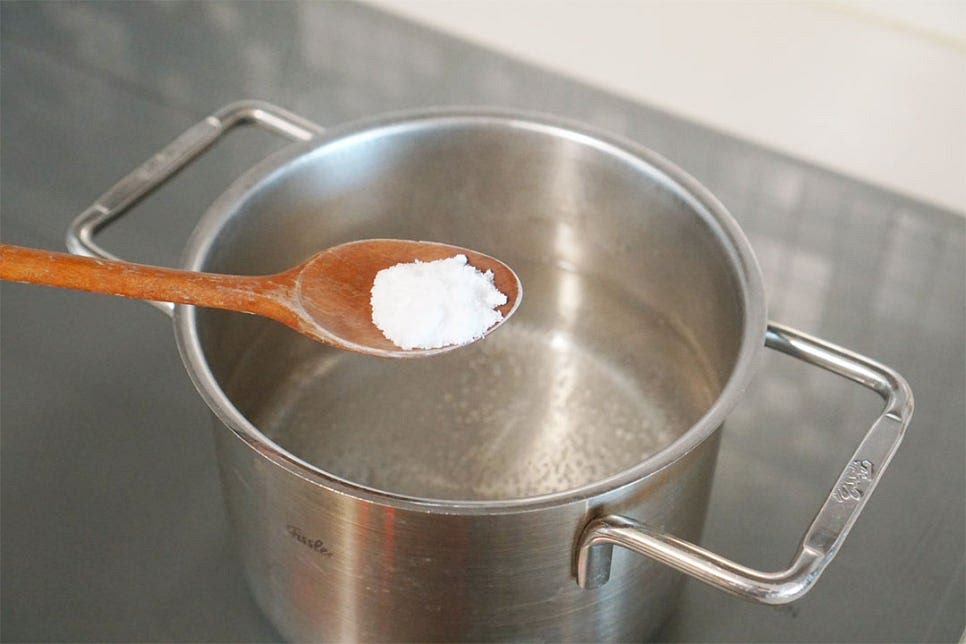 파스타면은 입맛에 맞게 준비해 주시면 되는데요. 가장 많이 드시는 스파게티도 좋고, 저와 같은 링귀니면도 좋아요. 먼저 냄비에 물 1L 넣고 끓으면 소금 10g을 넣어줍니다. 면을 넣고 삶아줍니다. 면마다 익히는 시간이 다르기 때문에 그에 맞추어 취향껏 익혀주시고, 평소 익히는 정도보다 1~2분 덜 삶아줍니다. 오일과 어우러지게 해줄 것이라 1분 정도 탱글 하게 삶아주어 볶아주시면 면과 소스가 더 잘 어우러져요. 면은 삶은 뒤 물에 헹구지 않고 체에 밭쳐주고, 면수 1컵 정도는 덜어둡니다.