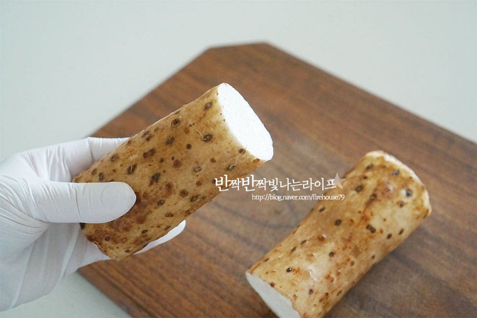 장마, 단마, 둥근마 등 종류가 다양한데요. 길이가 긴 장마를 준비했어요. 껍질이 울퉁불퉁 들었을 때 무게감이 있는 묵직한 게 좋아요. 껍질의 흙을 씻어준 뒤 감자칼로 껍질을 벗겨줍니다. 껍질을 벗기면 하얀 속살과 함께 미끈미끈 점액질이 묻어나요. 점액질은 뮤신으로 소화를 돕고, 위 건강에 도움이 된다고 합니다. 생채도 드실 땐 한입에 먹기 좋게 일정한 두께로 슬라이스하여 주시면 되어요. 보통 꿀이나 바나나를 곁들여 단맛을 더해 갈아 마시는데요. 꿀이 잘 어울린다 그렇지 않다는 말이 있어 저는 얼린 바나나를 같이 갈아주었어요. 바나나가 당도가 높아 잘 어울린답니다~