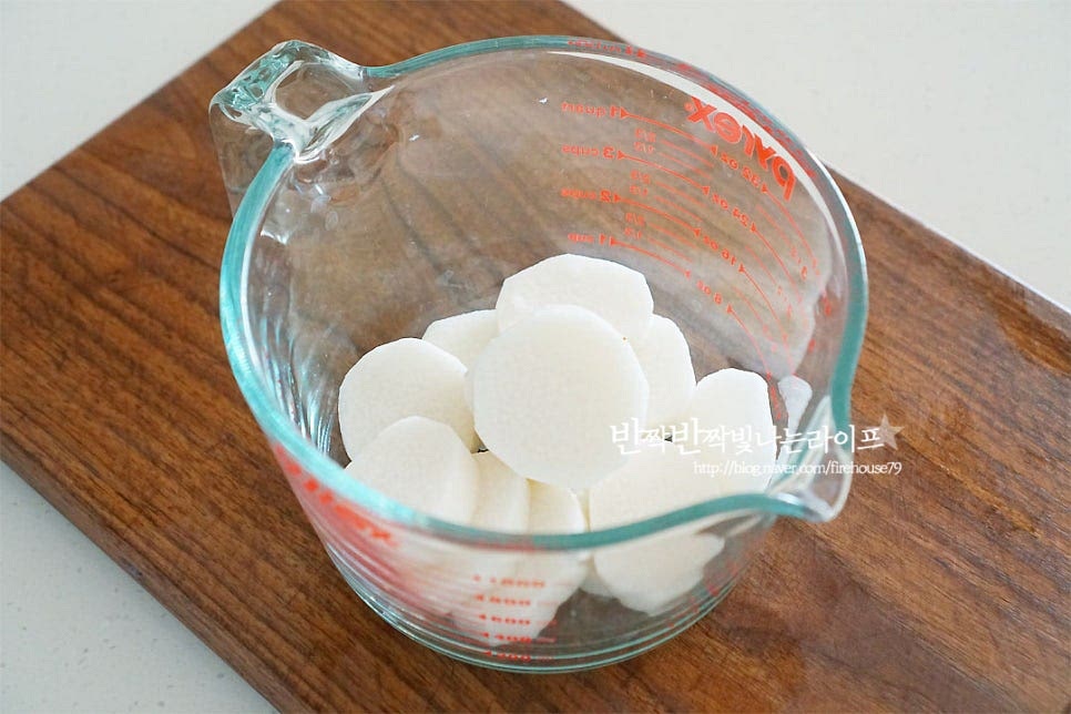 먹기 좋게 썬 마와 바나나를 넣어줍니다. 그리고 우유를 부어줍니다. 우유 양은 150ml 정도 부어주었는데 걸쭉한 농도에 따라 양을 가감하여 주세요. 부드럽게 갈아줍니다. 정말 초간단 마주스 완성이에요. 강판에 갈아먹는 것이 뮤신 파괴도 적고 거품이 덜 생겨요. 저는 얼린 바나나를 같이 넣어주어 핸드블렌더로 곱게 갈아주었어요. 끈적거리는 특징 때문에 이렇게 쥬스로 갈아 마시면 농도가 걸쭉한 편이에요. 그렇지만 당도가 있는 과일을 같이 갈아 마시면 목넘김이 부드러워 먹기 부담이 없어요. 2잔 정도 만들어지는 분량이라 신랑과 한 잔씩 나누어 마시는데요. 생으로 먹는 것이 어려워 갈아 마시기 시작했는데 건강한 기분도 드는 게 좋아요. 영상도 같이 담았어요. 장마 같은 경우 수분이 많고 연한 식감이라 얇게 썰어 그대로 드시기도 좋은데요. 마 먹는법 부담스럽다면 갈아드셔보세요. 우유말고도 요구르트 넣고 갈아도 좋고요. 마쥬스 맛있게 갈아서 든든하게 챙겨드세요^^ 끄읕 !