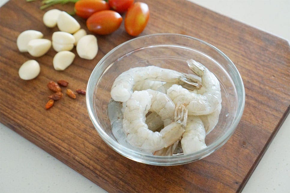 하나, 새우는 손질된 냉동 제품으로 해동하여 준비해 주었습니다. 마늘은 편으로 썰고, 양파는 잘게 다져 썰어줍니다. 방울토마토는 반으로 자르고 페페론치노는 반으로 잘라 준비해요. 루꼴라는 흐르는 물에 씻어 물기를 털어줍니다. 매운맛 기호에 따라 페페론치노를 가감하여 주시면 좋습니다. 마늘을 좋아해서 저는 마늘을 조금 더 넉넉히 넣어주었어요.