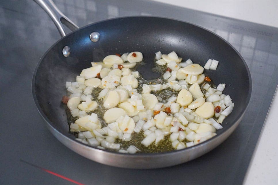 달군 팬에 올리브오일을 3 큰 술 넉넉히 두르고, 마늘과 양파, 페페론치노를 볶아 향을 내어줍니다. 타지 않게 불 조절을 하여 풍미를 살려주세요. 마늘의 향이 올라오면 새우를 넣고 같이 익혀줍니다. 화이트 와인 1 큰 술 뿌려 익혀주어요. 소금, 후추 약간 뿌려 간을 해줍니다. 새우가 익으면 삶은 면을 넣어줍니다. 면과 함께 면수를 넣어 농도를 조절해 줍니다. 오일소스가 자작하게 어우러져야 맛이 좋아요. 중간에 올리브오일 2 큰 술 추가하여 같이 볶아줍니다. 파르메산 치즈를 갈아 넣고 부족한 간은 소금, 후추로 맞추어 줍니다. 풍미 좋은 치즈를 갈아 넣어 맛을 살려주었는데요. 치즈가 없으시다면 치킨스톡이나 굴 소스로 간을 더해주셔도 좋습니다. 방울토마토를 넣고 마무리해 줍니다. 소스 농도는 자작하게 맞추어 주시면 촉촉하게 드실 수 있어요. 불을 끄고 1분 정도 두었다가 그릇에 담아주시면 면이 소스를 흡수하여 더 맛있게 드실 수 있어요. 면을 돌돌 말아 그릇에 담아준 뒤 새우와 마늘, 방토, 루꼴라를 곁들이고 치즈를 조금 더 갈아주시면 레스토랑 못지않게 근사하게 드실 수 있어요. 영상도 같이 담았어요. 오일파스타 만들기 어렵지 않아서 집에서 간단하게 만들어 드시기 좋아요. 토마토나 크림의 맛과는 달리 깔끔한 감칠맛에 입맛 당긴답니다. 새우 파스타 만들기 맛있게 만들어 드세요^^ 끄읕 !