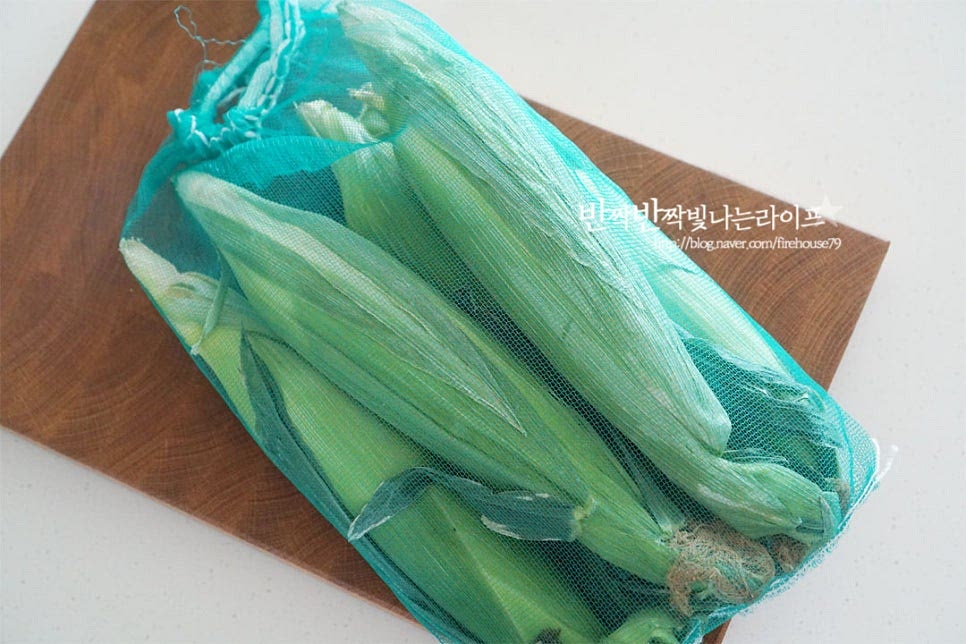 초당옥수수는 수분이 많기 때문에 먹을 만큼 사서 먹거나 보관할 때 냉장고에 소분해 주셔야 알알이 쭈글해지지 않고 아삭한 수분감을 맛볼 수 있습니다. 먼저 껍질을 벗겨 손질해 줍니다. 겹겹이 껍질을 벗겨준 뒤 마지막 속껍질 한 겹 정도 남겨둡니다. 쪄서 익혀서 먹을 때 속껍질을 남겨두면 수분이 유지되고 맛도 풍부합니다. 윗부분의 수염도 제거해 줍니다. 끝부분을 살짝 흔들어 당기면 손쉽게 분리가 됩니다. 수염은 말려서 옥수수수염차로 끓여드셔도 좋습니다. 껍질을 손질한 뒤 찌기만 하면 간단합니다. 보관하실 때는 속껍질을 남겨 다듬은 뒤 키친타월로 돌돌 감싸 지퍼백 또는 밀폐용기에 담아 냉장 또는 냉동 보관해 주면 됩니다. 당도와 수분이 높은 만큼 오래 두면 싱거워지고 수분이 빠지니 가급적 빠른 시일 내 드시는 것이 좋습니다.