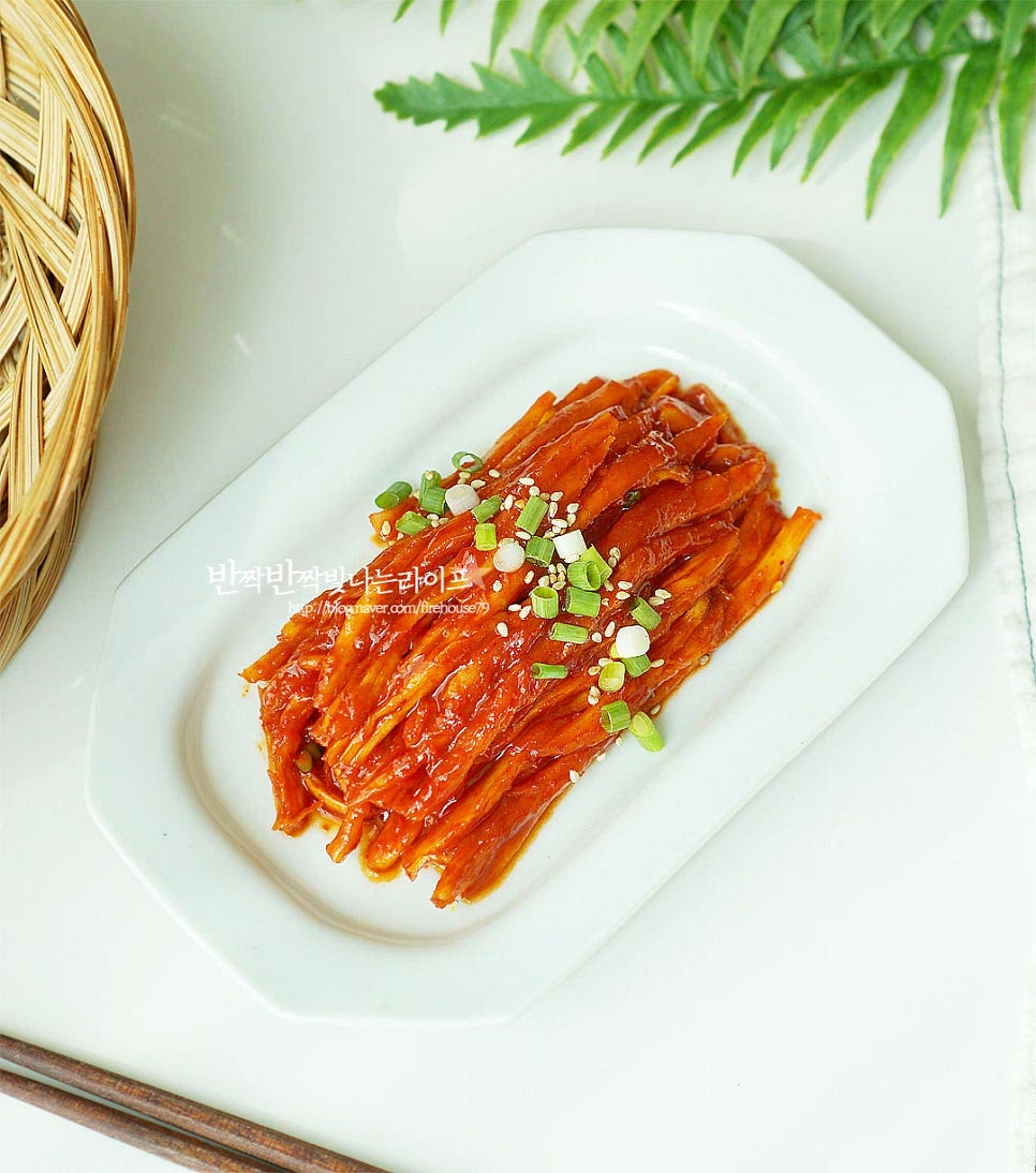 그릇에 푸짐하게 담은 뒤 통깨를 뿌려 더덕무침 만드는법 완성했습니다. 요즘은 깐더덕이 간편하게 잘 나와서 간단한 반찬으로 요리해먹기 좋습니다. 더덕고추장무침 매콤달콤 아삭 향긋함이 추석에 산뜻하게 명절 반찬으로 곁들이기도 좋습니다. 맛있게 만들어드세요. 끄읕 !