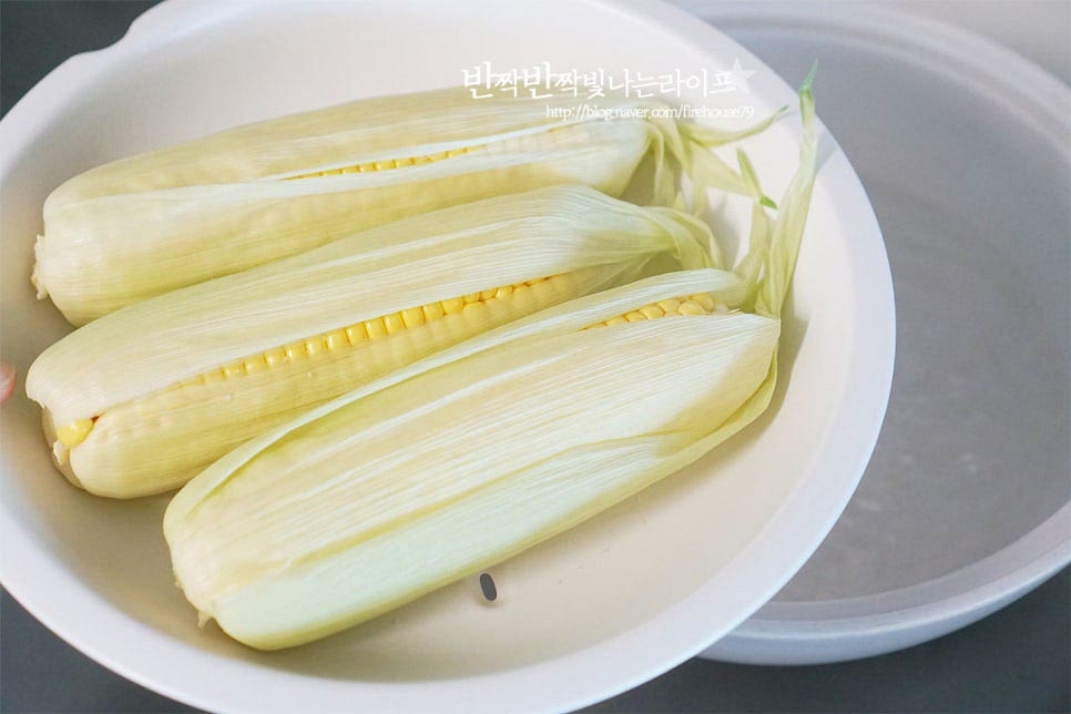 냄비에 물 500ml 정도 붓고 끓어오르면 찜기를 올려줍니다. 냄비의 크기에 따라 물의 양을 조절해주세요. 끓으면서 찜기 위로 물이 올라오지 않도록 해요. 초당옥수수는 물에 담가 삶지 않는데요. 물에 삶게 되면 단맛이 빠져 싱거워지고 알맹이도 쭈글해집니다. 아삭아삭 단맛을 맛보고 싶다면 찜기 찌는법 또는 전자레인지로 요리해요. 끓어서 김이 오르면 찜기를 올립니다.