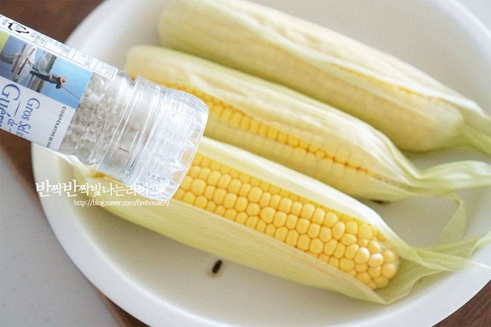 찜기 위에 초당옥수수를 올리고 소금 약간을 뿌려줍니다. 그대로 먹어도 달콤하지만 소금을 더하면 단맛 감칠맛이 풍부해지는데요. 그렇다고 많이 뿌리면 짠맛이 강해지니 살짝만 더해주세요.