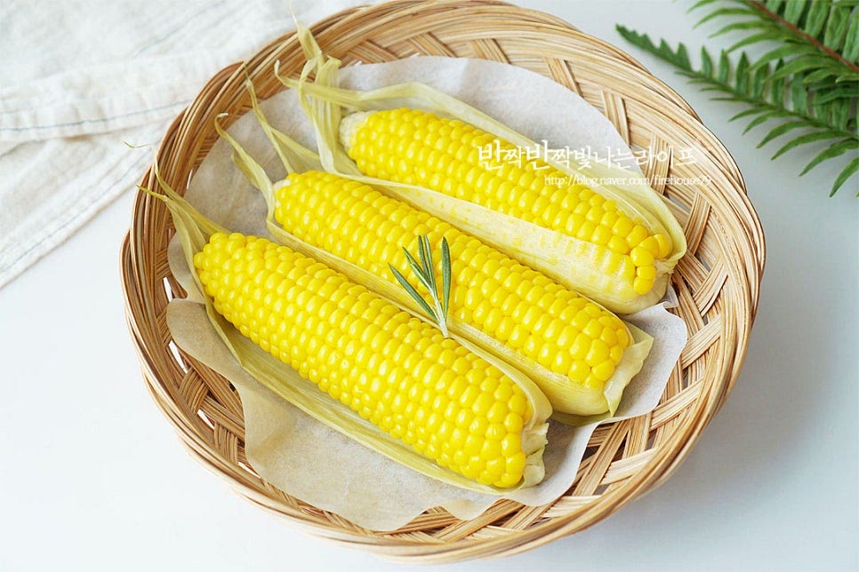 단맛이 풍부한 초당옥수수는 감미료를 더하지 않아도 달콤하여 그대로 찜기에 올려 시간에 맞추어 쪄주면 완성입니다. 영상도 같이 담았어요. 속껍질 한두 겹을 남겨주고 약간의 소금을 뿌려 찜기에 올린 뒤 10분 정도 익혀주면 아삭 달콤한 찐 옥수수를 맛볼 수 있어요. 간식으로 하나씩 먹으면 맛있어요. 제철에 맛보는 달콤한 알알이 톡톡 터지는 맛과 식감을 맛있게 요리해드세요. 끄읕 !