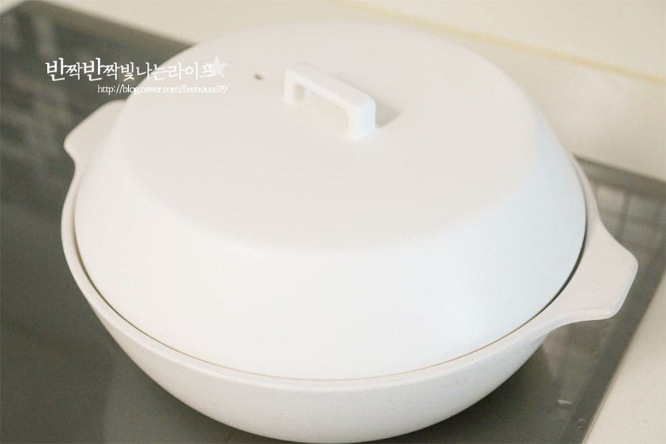 뚜껑을 덮고 중간 센 불에서 8~10분 정도 쪄줍니다. 뚜껑을 열어보면 알알이 노랗게 잘 익었어요.