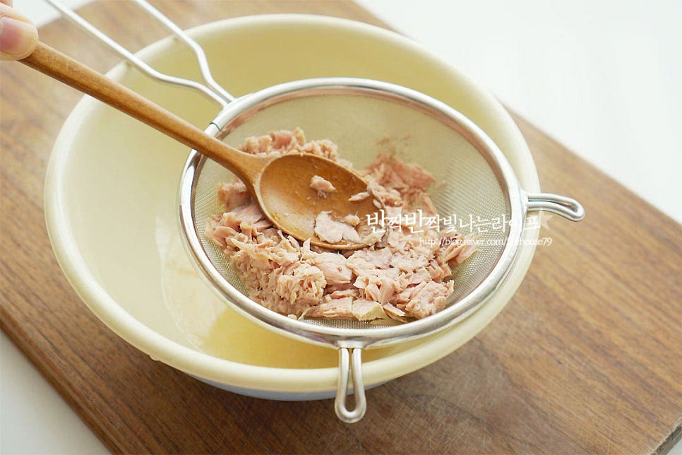 참치캔으로 요리를 만들 때 같이 들어있는 기름을 어떻게 활용하느냐에 따라 다양하게 맛을 낼 수 있는데요. 전으로 구울 때는 기름을 빼주어야 담백하면서도 비린내가 나지 않아요~ 기름은 빼고, 살코기만 준비해 줍니다. 야채는 조금씩 남는 걸 다양하게 준비해 주었어요. 채소를 같이 넣음 맛도 좋고 영양도 챙길 수 있어 좋고요. 냉장고 사정에 따라 취향에 따라 준비해 주세요. 당근, 애호박, 파프리카는 잘게 썰고 실파는 송송 설어 준비해 줍니다. 대파, 양파, 고추, 부추, 깻잎 등 기호에 따라 잘게 썰어주세요^^