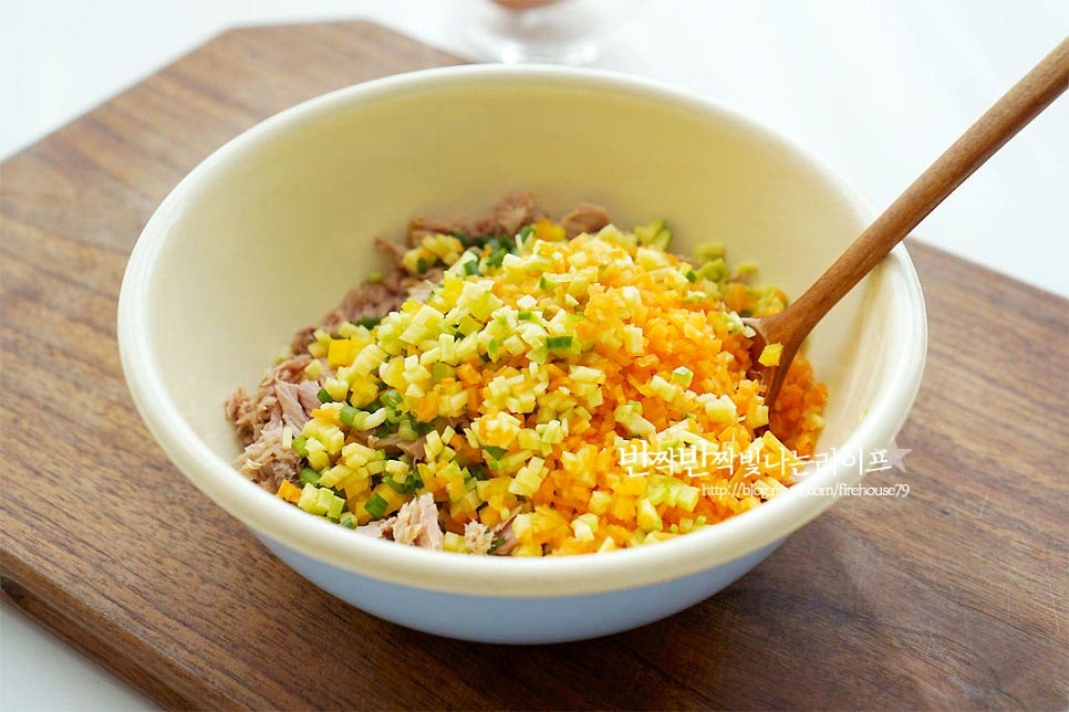 볼에 기름을 뺀 참치는 덩어리지지않게 풀어주고, 잘게 썬 야채를 담아줍니다. 계란 2개를 넣어주고, 부침가루 1 큰 술 듬뿍 넣어줍니다. 부침가루가 들어가면 반죽에 찰기가 생겨 모양을 내어 굽기 좋아요. 소금, 후추 약간 간을 해줍니다. 메인 재료 자체에 짠맛이 있어 소금 간을 너무 많이 할 필요는 없어요~ 재료가 어우러지도록 반죽을 섞어줍니다. 반죽의 농도에 따라 계란을 추가해 주셔도 됩니다.