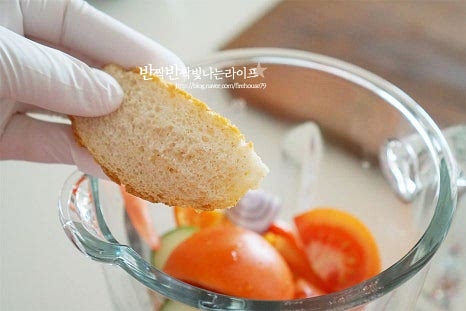 블렌더에 토마토와 야채, 빵 레몬즙 1 큰 술, 발사믹 식초 1½ 큰 술 올리브오일 2½ 큰 술 넣어줍니다. 소금과 후추도 약간 넣어주고요. 재료의 단맛 풍미가 있어 따로 넣지 않았습니다. 가스파초 만드는법이 어려 지 않은 게 손질한 채소를 넣고 갈아주면 된답니다. 여기에 바질을 넣어도 조화로운데 오늘은 사다 둔 게 없어서 생략했습니다. 바질과 같은 허브류를 넣어도 좋습니다.
