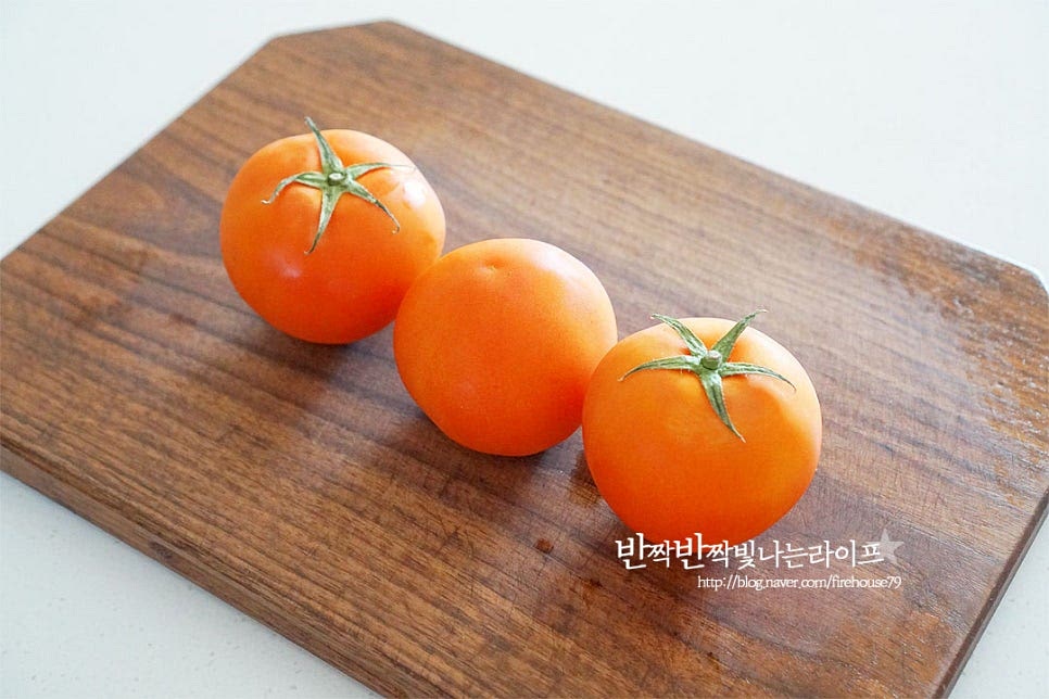 토마토는 완숙으로 준비해 줍니다. 따로 설탕과 같은 단맛 재료가 들어가지 않아 잘 익고 당도가 높은 것으로 만들어야 맛의 풍미가 더 좋습니다. 토마토는 베이킹소다로 문질러 깨끗하게 씻어준 뒤 물기를 제거해요. 반으로 잘라 꼭지를 잘라내고 4등분해줍니다. 껍질째 갈아만들었는데 입맛에 따라 껍질을 벗긴 뒤 만들어도 좋아요. 오이는 송송 썰고, 마늘은 가볍게 으깨어주고, 양파와 파프리카는 깍둑 썰어줍니다. 플레이팅 할 때 올려줄 야채는 잘게 썰어 따로 담아둡니다.