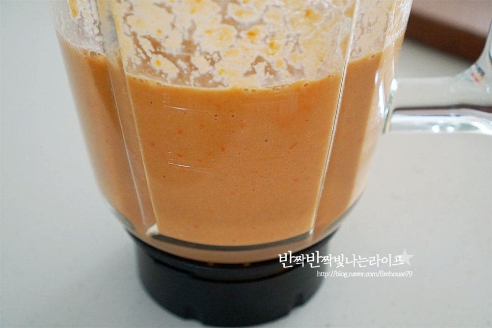 부드럽고 곱게 갈아줍니다. 바로 먹는 것보다 냉장고에 넣고 한두 시간 차갑게 숙성한 뒤 먹음 더 맛이 좋습니다. 그릇에 먹음직스럽게 담은 뒤 잘게 선 채소를 올리고 올리브오일 약간 뿌려줍니다. 시원한 냉 토마토스프는 그대로 드셔도 좋으며 빵을 곁들이거나 소스처럼 곁들여도 좋아요. 한입 먹어보면 상큼한 토마토 야채스프의 맛이 깔끔하고 산뜻하게 입맛을 돋운답니다. 영상도 같이 담았어요. 더운 날 익히지 않고 만들기 때문에 손질한 재료를 넣고 갈아만든 뒤 그대로 냉장고에 넣어 차갑게 마시면 되는데요. 빵을 같이 넣어주면 조금 더 농도가 걸쭉하고 고소한 게 한 끼 든든한 식사 겸 간식이 된답니다. 토마토스프 만들기 여름철 시원한 별미로 맛있게 즐겨보세요^^ 끄읕 !