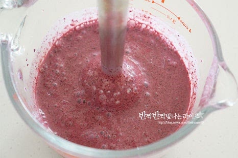 믹서기 또는 블렌더를 활용하여 부드럽게 갈아줍니다. 농도나 당도를 보고 재료를 추가해 조절해 주셔도 됩니다.