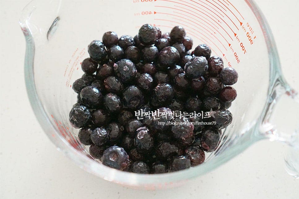 준비한 블루베리는 세척 후 얼려둔 것이라 바로 요리에 사용할 수 있습니다. 시중에 판매되는 것은 패키지에 적힌 세척 유무에 따라 채반에 밭쳐 흐르는 물에 헹구어 물기를 털어줍니다. 냉동된 것은 물에 담그면 녹아버리니 그 부분을 주의하여 가볍게 세척해 주면 됩니다. 그릭요거트 100g 정도를 준비한 뒤 넣어줍니다. 꾸덕꾸덕한 그릭요거트로 진한 맛을 내어주었는데요. 요거트 파우더나 액상 요구르트를 활용해도 됩니다. 다만 넣는 재료에 따라 우유로 농도를 조절해 주세요. 우유 100ml를 부어줍니다. 냉동된 상태라 따로 얼음은 넣지 않았는데 생과를 넣는다면 얼음을 더해주셔야 스무디의 식감을 만들 수 있습니다. 단맛에 따라 꿀이나 알룰로스 1 큰 술 정도를 넣어줍니다. 설탕이 들어가지 않은 그릭요거트라 알룰로스를 넣어주었는데 입맛에 따라 달콤함 정도를 조절하여주면 됩니다. 재료를 모두 넣고 갈아주면 됩니다.