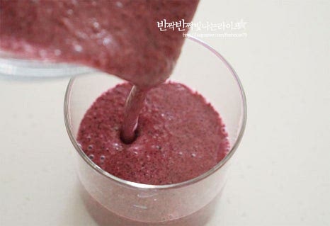 얼려있는 상태이기 때문에 바로 갈아서 블루베리스무디를 마시면 시원한 쉐이크 같은 식감으로 먹을만큼 갈아서 드시면 됩니다. 유리잔에 먹기좋게 담아 완성합니다. 시원한 음료가 생각날 때 홈카페 메뉴나 간식으로 간단한 냉동 블루베리 요리로 만들기 좋아요. 입맛에 따라 바나나, 딸기 같은 과일을 더해도 좋고요. 새콤달콤한 맛에 아이도 좋아해서 냉동실에서 꺼내어 자주 만들곤하는데 언제 마셔도 맛있어요. 블루베리 주스 만들기 맛있게 요리해드세요. 끄읕 !