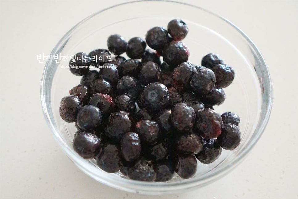 냉동실에 얼려둔 냉동 블루베리 250g 정도를 준비합니다. 과일은 블루베리만 준비했는데 딸기, 바나나와 같은 다른 재료를 첨가해 주셔도 좋습니다.
