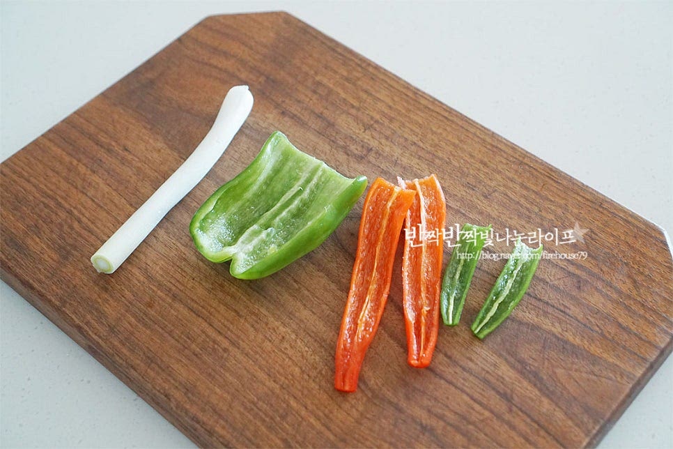 소스에 들어갈 재료를 잘게 썰어줍니다. 홍피망이나, 파프리카, 양파 등 기호에 맞게 준비해 주셔도 좋아요. 피망, 고추는 가운데 씨를 제거하여 준비했어요. 모든 채소는 잘게 썰어줍니다. 건고추는 꼭지를 잘라내고 큼직하게 썰어 주었어요.