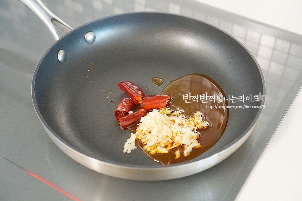 팬에 고추기름 3 큰 술 두르고 다진 마늘 1 큰 술, 건고추를 넣고 가볍게 볶아 향을 내어줍니다. 깐풍기 소스는 매운맛 기호에 따라 건고추나 베트남 고추 넣어주시면 되어요. 마늘이 타지 않게 중약 불로 볶으면 향긋한 내음이 올라와요. 그럼 나머지 채소를 넣어줍니다. 재료가 어우러지도록 가볍게 볶아요. 진간장 2 큰 술, 굴소스 1 큰 술 식초 3 큰 술, 황설탕 2 큰 술 맛술 1 큰 술, 소금 약간 참기름 1 큰 술 넣어줍니다. 간에 따라 양념재료는 가감해 주세요. 바글바글 끓으면 닭튀김을 넣고 버무려줍니다. 식감을 살려주기 위해 센 불에서 빠르게 볶아줍니다. 간이 맛있게 어우러지면 그릇에 담아주시면 되어요. 색감부터 정말 맛깔나 보이죠~ 영상도 같이 담았어요. 매콤하면서도 짭조름한 맛 부드러운 닭다리살이 어리어져 맛이 없을 수가 없어요. 앞서 말한대로 간편하게 만들어 드시고 싶다면 시판용 닭튀김이나 만두로 곁들여도 좋아요. 자꾸만 손이 가는 깐풍기 만들기 맛있게 만들어 드세요^^ 끄읕 !