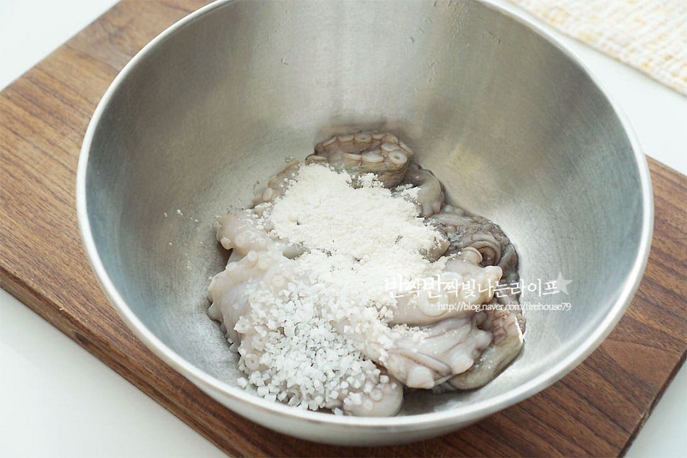 문어는 머리를 뒤집어 내장과 먹물, 눈과 입을 제거하고 굵은소금 1 큰 술, 밀가루 1 큰 술 넣고 손질하여 줍니다. 빨판이 위로 향하게 놓고 바락바락 문질러준 뒤 흐르는 물에 씻어줍니다. 냄비에 물 1½ 컵과 나박 썬 무를 넣고 소주 60ml를 넣어줍니다. 머리 부분을 잡고 다리 부분을 먼저 모양 잡아줍니다. 끓는 물에 넣고 2분 정도 삶아줍니다. 너무 오래 삶으면 식감이 질겨지기 때문에 2분 이내로 삶아줍니다. 데친 뒤 얼음에 담가 가볍게 열기를 식혀줍니다. 물에 헹구어내면 맛이 싱거워지니 얼음으로 식혀주어 탱글 한 식감을 살려줍니다. 머리를 자르고, 다리도 반으로 잘라줍니다. 저는 바로 삶아서 만들었지만 삶아 놓은 게 있다면 먹기 좋게 잘라 준비해 주심 더 간단해요.