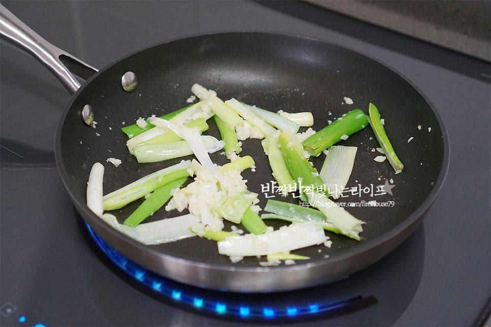 팬에 식용유 약간 두르고 대파와 다진 마늘 1 큰 술을 먼저 볶아주어 향을 내어줍니다. 재료의 향이 올라오면 당근과 양파를 넣고 같이 볶아줍니다. 양파가 투명 빛이 되면 소스를 넣고 같이 볶아줍니다. 타지 않도록 볶아주고 수분이 부족하면 물을 한두 큰 술 추가해 주어요. 재료가 어우러지면 삶은 재료를 넣고 같이 볶아줍니다. 이미 익은 재료이기 때문에 센 불에서 물이 생기지 않게 볶은 뒤 고추와 참기름, 통깨를 넣어 마무리해요. 오래 볶음 질겨지기 쉬우니 휘리릭 볶아버무려줍니다. 통째로 그릇에 담으면 보기에도 먹음직스럽고, 탱글탱글한 식감이 더 맛있답니다. 요리 영상을 같이 보시면 조금 더 쉽게 같이 만들어 드실 수 있어요. 보기만 해도 침샘을 자극하는 게 정말 먹음직스러워요. 비슷한 느낌의 낙지나 주꾸미와는 또 다른 쫄깃하면서도 입안에서 톡톡 씹히는 바다향의 매력이 가득해요. 문어볶음 맛있게 만들어 입맛 당기는 삶은 문어요리 즐겨보시는 건 어떠세요. 이 맛은 정말이지 실패할 수가 없답니다. 맛있게 만들어 드세요. 끄읕 !