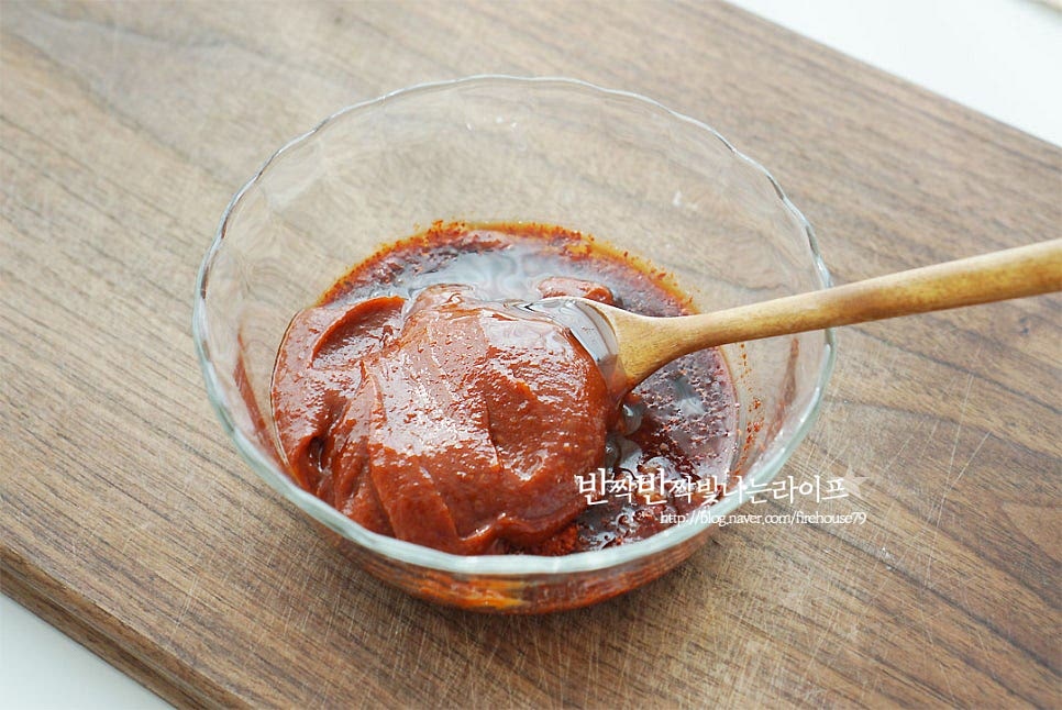 문어볶음 양념을 만들어요. 고추장 2 큰 술, 고춧가루 2 큰 술 진간장 2 큰 술, 맛술 2 큰 술 다진 마늘 1 작은 술, 황설탕 1 큰 술 올리고당 1 작은 술, 후추 약간 넣어줍니다. 간을 보고 단맛을 조절하여 주어요. 간단한 비율이지만 재료에서 나오는 감칠맛과 어우러지면 맛이 확 살아요~