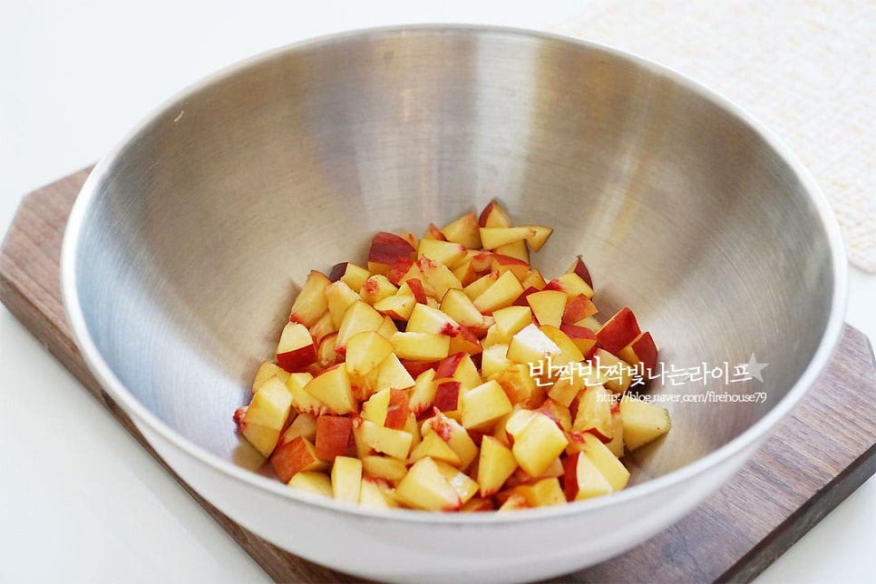 볼에 자른 과육을 담아요. 설탕은 과육과 동일한 1:1 비율로 넣어줍니다. 과일의 당도와 입맛에 따라 0.8로 줄이셔도 되는데 조금 더 길게 보관하고 싶을 땐 1:1 비율이 좋아요~ 가볍게 버무려 준 뒤 실온에 서너 시간 두어 녹여줍니다. 과즙이 풍부한 과일이기 때문에 설탕이 금방 잘 녹아요~ 실온에서 재료가 잘 어우러지면 열탕 소독한 유리병에 보관하여 줍니다. 유리병에 담은 뒤 냉장고에서 이틀 정도 숙성한 뒤 맛있게 먹으면 됩니다. 복숭아에이드는 청에 탄산수만 부어주면 시원하고 청량감 가득 담아 맛볼 수 있어요^^ 요거트에 곁들이거나 홍차 티백과 아이스티 만들어도 좋고요. 보기만 해도 상큼함이 가득하죠. 색감부터 눈을 즐겁게 한답니다. 제철 과일은 그냥 먹어도 맛있지만 청으로 담아 즐기면 여름 음료로 시원하게 즐길 수 있어요. 만들기 영상을 같이 보시면 자르는법 부터 쉽게 따라 만드실 수 있어요. 여름향기 가득 담겼어요~ 복숭아청 달달하고 상큼하게 만들어 천도복숭아청으로 즐겨보세요. 예쁜 색부터 달달해진답니다. 맛있게 즐겨보세요^^ 끄읕 ! 청귤청도 같이 참고해 주세요.