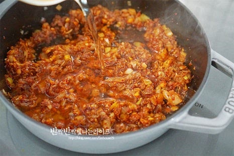 물 또는 멸치 다시마 육수 2/3컵을 부어줍니다. 순두부를 바로 넣으면 수분이 나와 물의 양을 적게 잡아주는데요. 물기를 뺀 뒤 넣는다면 물의 양을 조절해 추가해 주세요. 코인 육수나 액상 스톡을 활용해 육수로 넣어도 좋습니다. 국물이 끓어오르면 순두부를 넣고 숟가락이나 뒤지개로 숭덩숭덩 먹기 좋게 잘라줍니다. 한소끔 끓인 뒤 고추와 계란, 후추 약간 넣고 마무리합니다. 부족한 간은 소금 또는 국간장으로 맞추어주세요.