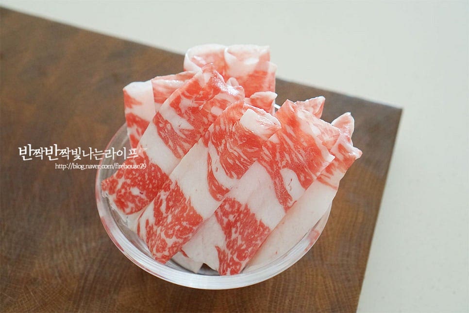 소고기는 육향이 진하고 고소한 차돌박이를 준비했습니다. 다짐육을 활용하거나 대패삼겹살로 대체 가능합니다. 저는 고기 양을 30g 정도보다 조금 넉넉하게 준비했어요. 돌돌 말려있기 때문에 먹기 좋게 한 입 크기로 숭덩숭덩 잘라주었습니다. 핏물 제거가 필요하다면 키친타월로 제거해 주세요. 1봉지 사면 한 끼 넉넉하게 맛볼 수 있죠. 가운데 반으로 잘라두었다가 찌개가 끓을 때 바로 넣어줍니다. 미리 잘라두면 수분이 빠지고 바로 넣으면 수분이 나와 그에 맞게 간을 맞추어주면 됩니다. 고추기름을 만들어줄 양파와 대파를 준비한 뒤 양파는 잘게 썰어주고, 대파는 길게 반으로 갈라 잘게 잘라줍니다. 매운맛에 따라 청양고추는 송송 썰어주세요.