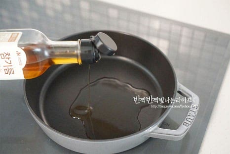 냄비에 식용유 2 큰 술, 참기름 1 큰 술을 두른 뒤 대파를 먼저 볶아줍니다. 파기름을 내어줄 것이라 나른하게 향을 내며 볶습니다. 기름기가 많은 고기 부위를 사용한다면 식용유 양을 조금 줄여 넣어주면 됩니다. 달큰하게 파기름이 만들어지면 준비해둔 소고기와 양파를 넣고 같이 볶아줍니다. 고기에서도 녹진한 기름이 나와 대파, 양파와 어우러질 수 있도록 중불로 충분하게 볶아줍니다. 노릇하게 볶아지면 순두부찌개 양념 재료를 넣어줍니다. 먼저 간 마늘 1 큰 술, 꽃소금 1/2 작은 술을 넣어줍니다. 가볍게 섞은 뒤 고춧가루 1½ 큰 술, 황설탕 1 작은 술을 넣어줍니다. 고춧가루는 굵은 것 고운 것 두 가지를 섞어 넣었습니다. 고춧가루가 타지 않도록 불을 조절하여 볶아줍니다. 약불 또는 불을 잠시 끄고 재료가 어우러져 고추기름이 나올 수 있도록 해줍니다. 날가루 냄새가 날아가고 풀어지면 국간장 1 큰 술을 냄비 테두리 부분을 넣고 지글지글 볶아 양념을 만듭니다.