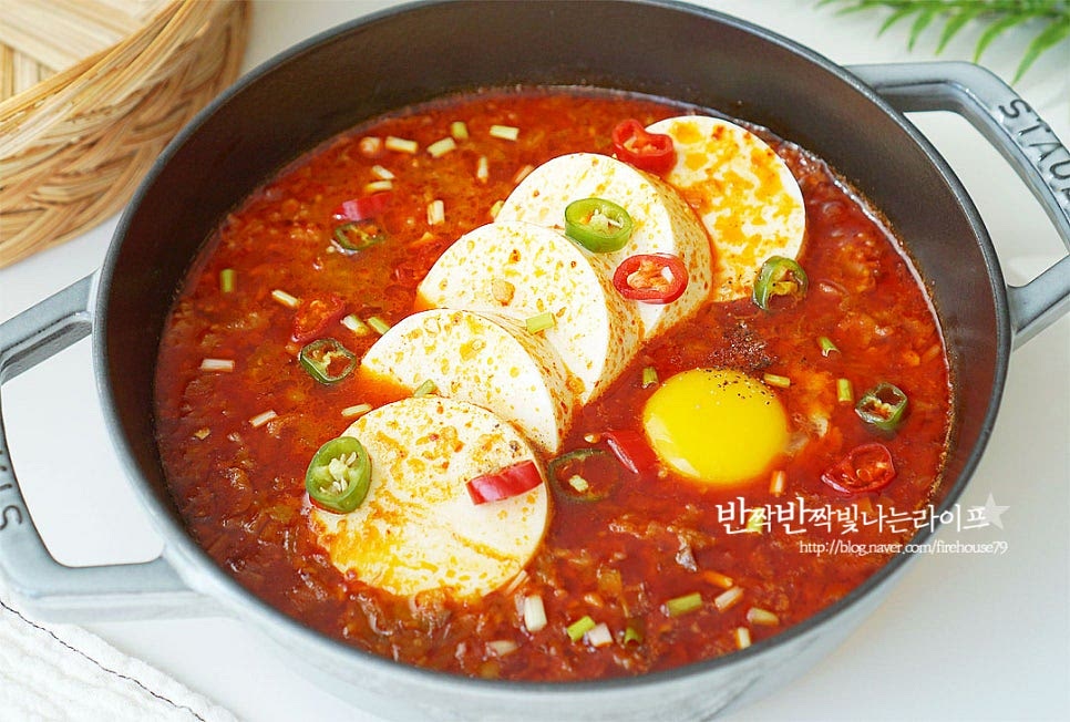 소고기 순두부찌개 냄비에 보글보글 끓여서 마지막에 계란노른자 톡 터뜨려 밥이랑 먹으면 부드럽고 고소한 식감과 매콤 칼칼한 국물맛이 정말 맛있어요. 간단 레시피로 채소와 소고기를 넣고 마늘, 고춧가루, 간장 넣고 고추기름 양념을 만들어 국물 맛있게 끓여 완성합니다. 순두부찌개 맛있게 만들어드세요. 끄읕 !