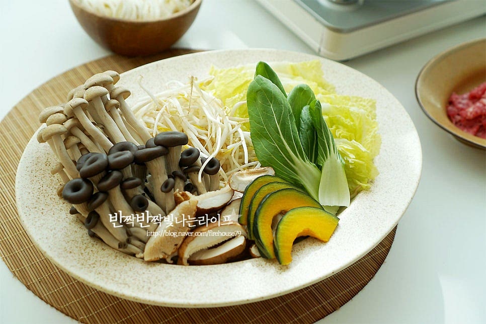 야채와 버섯은 먹기 좋게 담아 줍니다. 보기좋은게 먹기도 좋다고 종류별로 담아내면 손님 초대 음식으로도 근사해요. 소고기와 함께 칼국수 사리도 준비했어요^^ 재료의 맛이 깊이 벤 국물에 면사리 넣어먹음 별미이니 면 좋아하신다면 꼭 넣어드셔요~ 재료를 모두 준비했다면 이제 끓여가며 소고기 샤브샤브 맛있게 먹기만 하면 된답니다. 얼큰샤브샤브를 더 맛있게 먹는 법 먼저 미나리를 듬뿍 넣어줍니다. 전문점에서도 미나리가 늘 빠지지 않는데요. 먹어보면 향긋한 깊은 맛에 자꾸만 추가하시게 될 거예요. 야채와 버섯을 먼저 익혀줍니다. 그리고 고기를 넣어 익혀 먹어요. 얇게 썰어 금방 익기 때문에 재료가 어느 정도 익고 넣어야 같이 곁들여 먹기 좋아요. 만들기 영상을 같이 보시면 보다 맛깔나게 즐길 수 있답니다. 얼큰한 감칠맛이 느껴지는 육수는 재료를 넣고 끓일수록 그 맛이 더 깊어지죠. 바로 데쳐서 먹으면서 국물이 짙어지면 사리와 죽을 만들어 먹음 화려한 마무리까지 퍼펙트랍니다. 소고기 샤브샤브 육수 만들기 재료 준비부터 은근 어렵지 않으면서도 푸짐하고 든든하게 먹기 딱이랍니다. 온 가족이 둘러앉아 먹음 따뜻하고 특별해진답니다. 맛있게 만들어 드세요^^ 끄읕 !