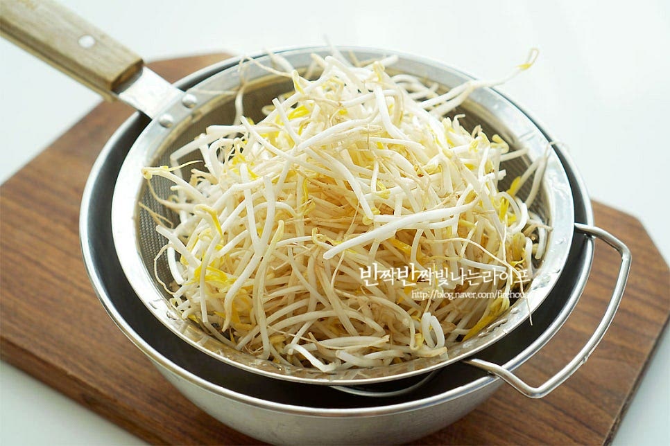 샤브샤브 재료 중에서 가장 큰 비중을 차지하는 야채는 계절에 따라 기호에 따라 다양하게 준비하여 주면 더 맛있게 즐길 수 있는데요. 얼큰 샤브샤브에 꼭 들어가야 할 게 미나리인데요. 미나리가 들어가면 맛이 깊어요. 미나리와 함께 숙주, 알배추는 꼭 같이 넣어드셔요~ 배춧잎은 한입에 먹기 좋게 자르고, 청경채는 밑동을 잘라 분리해요. 버섯은 하나씩 분리하고 슬라이스하여 먹기 좋게 손질해 줍니다.